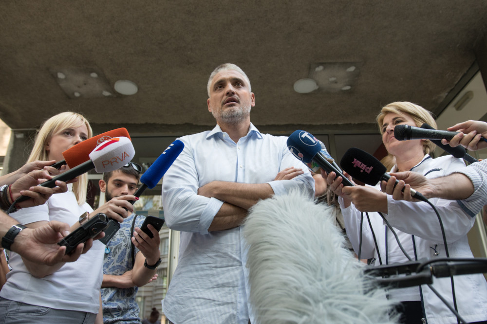 Čeda Jovanović okupio novinare u holu Skupštine, vikao je: Nesreća nam kuca na vratima!