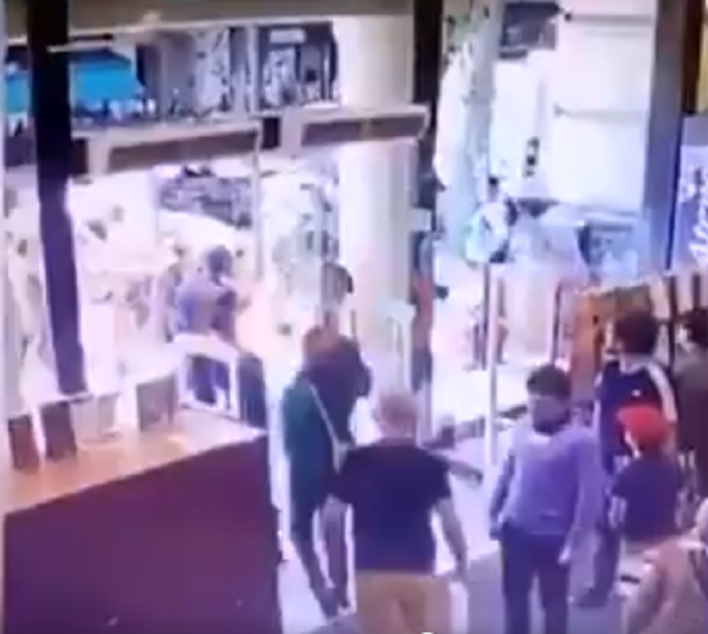 Ambasador hitno opozvan, kamere ga uhvatile kako vrši krivično delo: Pokrenuta je istraga! (VIDEO)