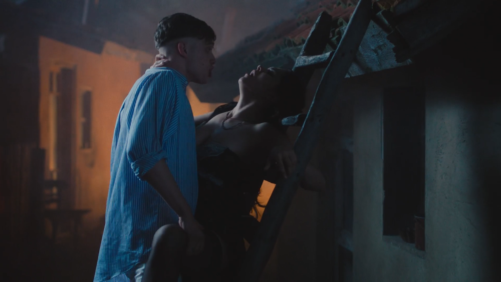 Srbija nemo gledala vrelu s*ks scenu voditeljke RTS-a, a sada se oglasila i njena rođena sestra! (FOTO)