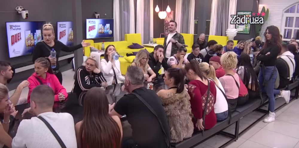 Zadrugara vatrogasci morali da skidaju sa bandere: Nastao opšti haos