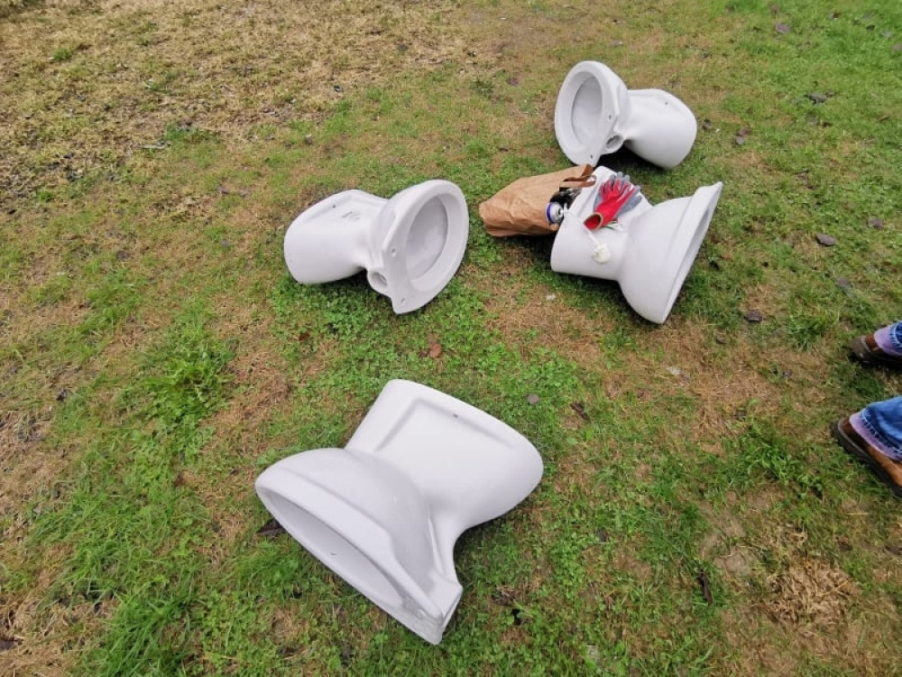 Ovom ovde nije mesto! Ko je i zašto delove kupatila ostavio na ulici?! (FOTO)