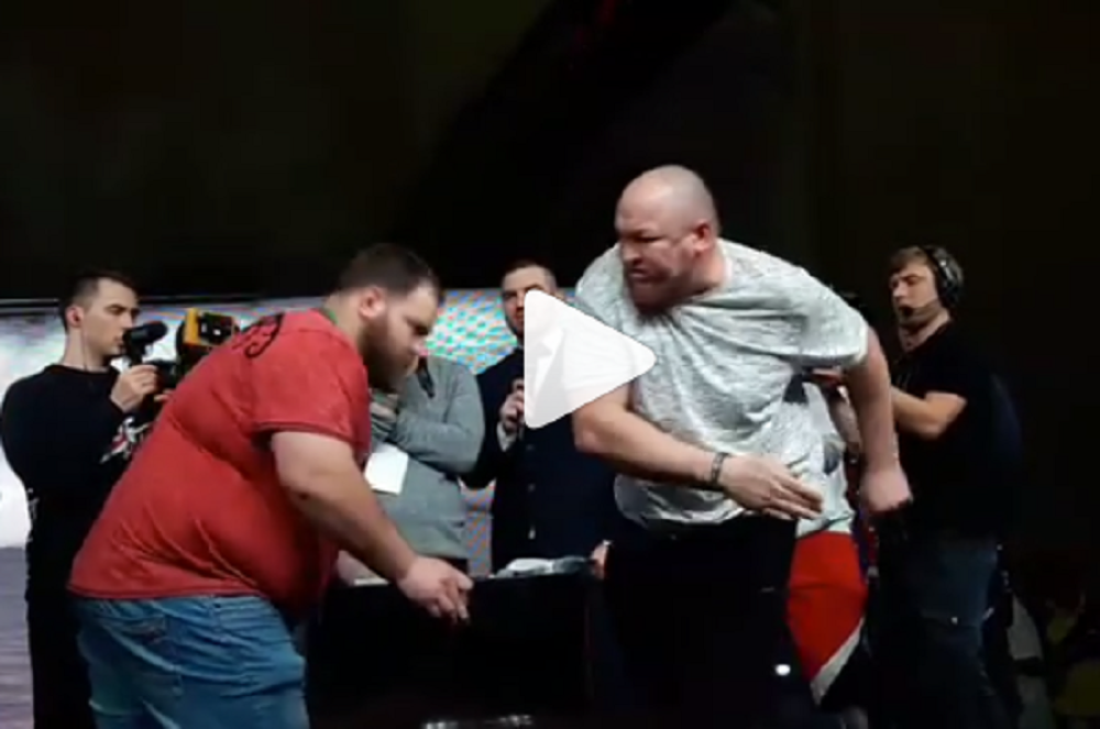 Čovek koji je istrpeo sve moguće udarce - posle ovog je pao kao vreća! Horor na licima prisutnih (VIDEO)