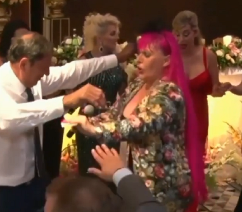 Zorica Brunclik zaigrala na svadbi: Smelim pokretima zapalila masu, jedan muškarac joj pravio društvo (VIDEO)