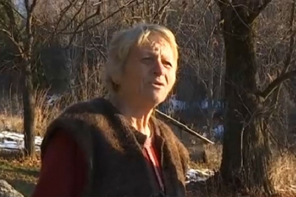 Živi sama na vrhu planine, ljudi joj ne dolaze u goste, neko drugi da!