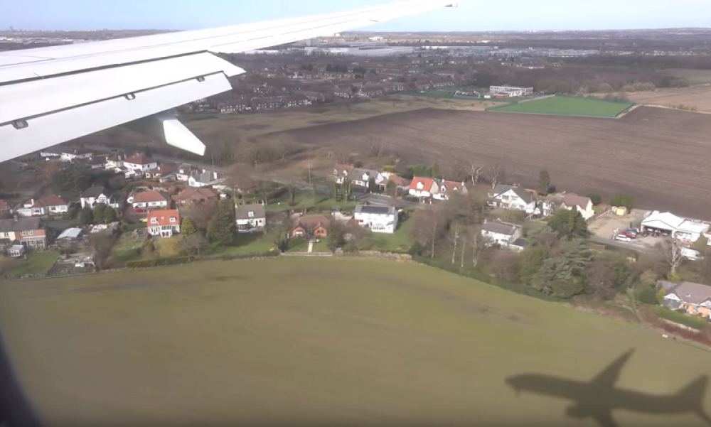 Avion omašio pistu, ljudi su zaglavljeni! (VIDEO)