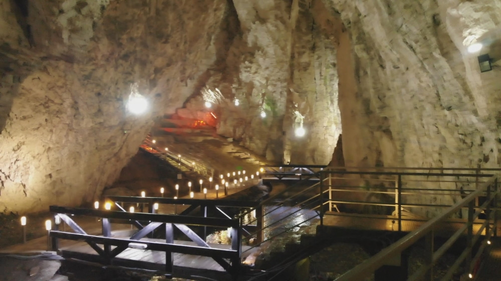 Najveći podzemni vodopad u Srbiji krije veliku tajnu! Ovde su se sakrivali partizani, hajduci i najhrabriji Srbi! (FOTO)