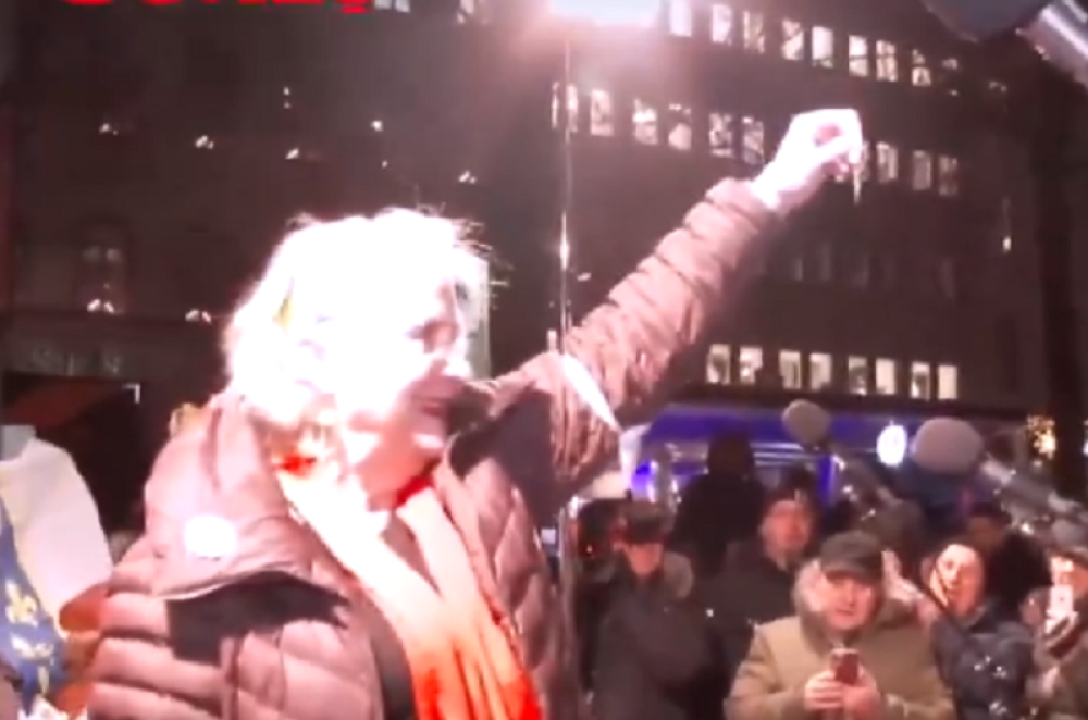 A onda su pročešljali malo sajt i pronašli zastrašujuću informaciju o ženi sa slike (VIDEO)