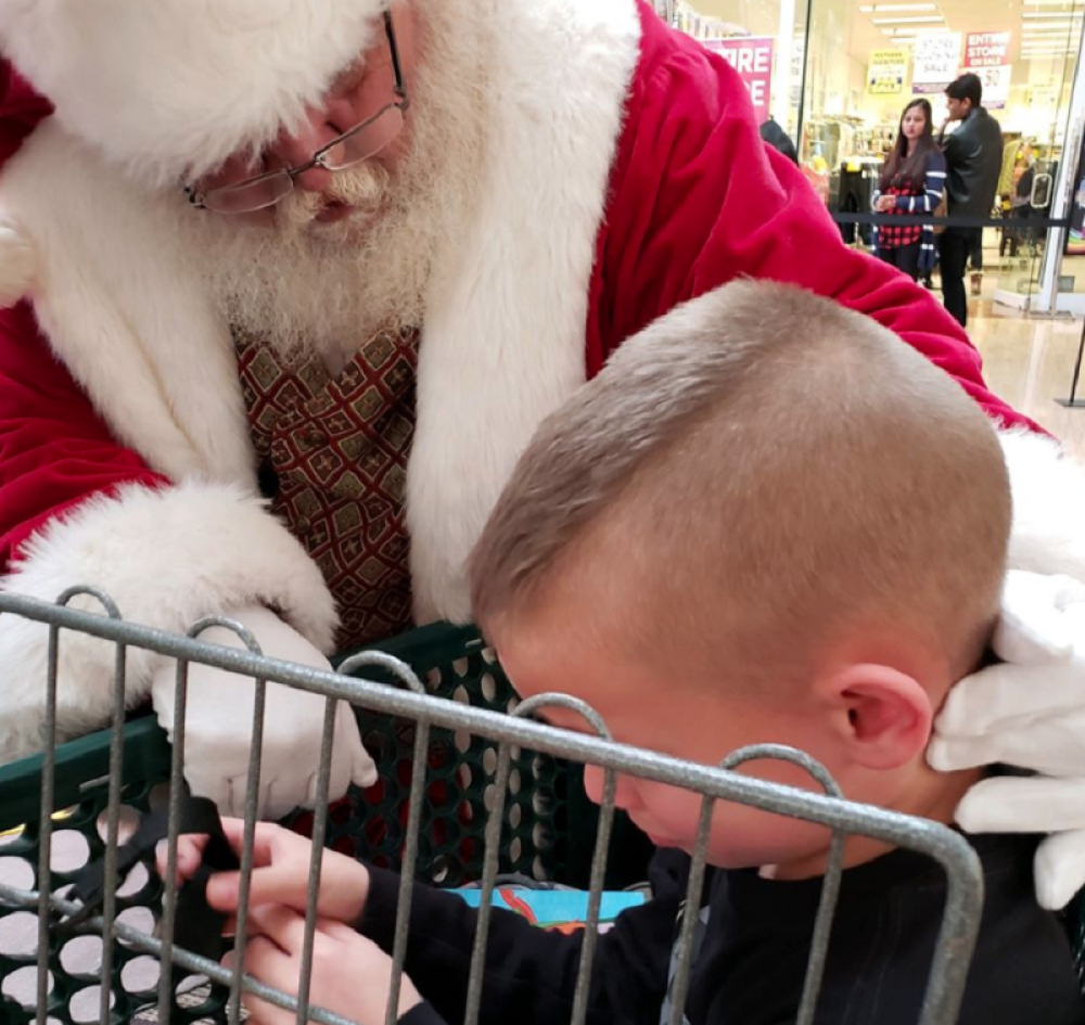 Deda Mraz je dečaku ispunio najveći san, majka plakala od sreće