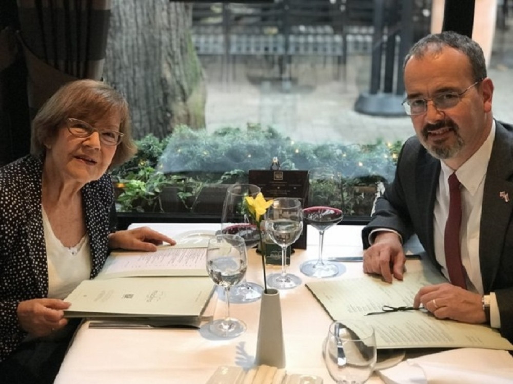 Američki ambasador i Vesna Pešić uz ručak zakopali ratne sekire, jedan detalj susreta je ostao tajna (FOTO)