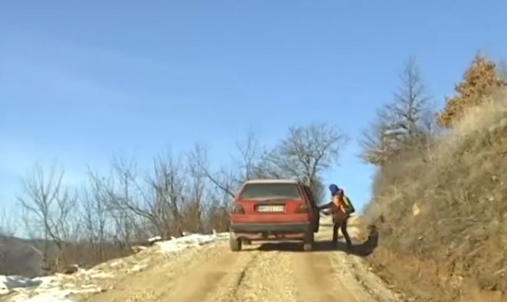 Tri kilometra od asfaltnog puta, uz brojne strme delove je njihova škola! Učitelj sam vozi učenike, a oni nikad srećniji