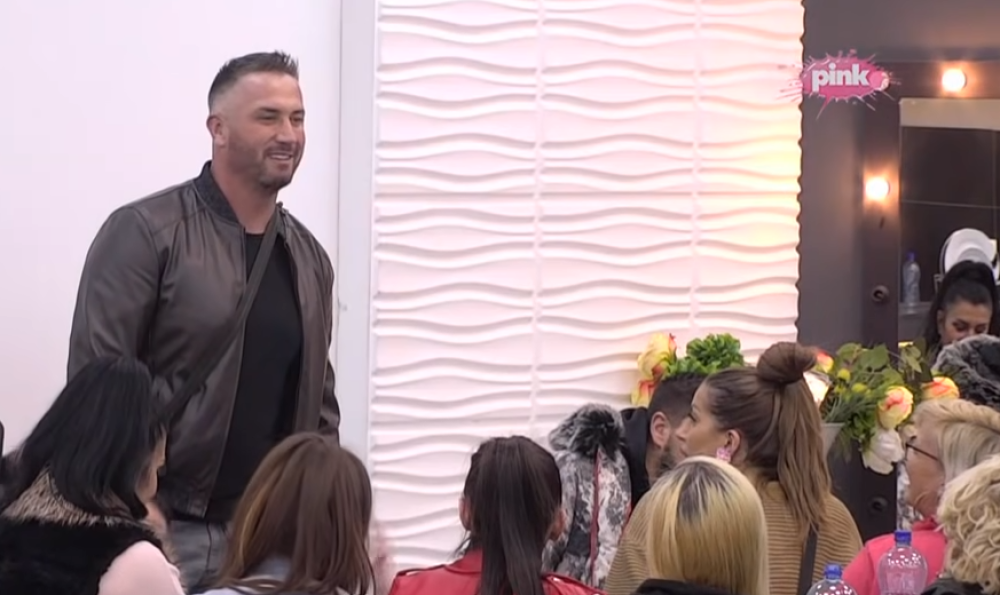 Gospodin Torta surovo kažnjen od strane Velikog šefa (VIDEO)