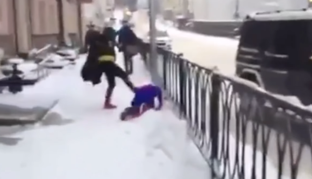 Potukli se Betmen i Spajdermen, a onda ulteo je Deda Mraz i naučio ih pameti!