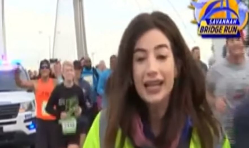 Sveštenik raspalio poznatu voditeljku po zadnjici usred emisije uživo! (VIDEO)