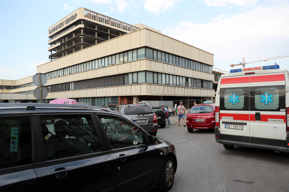 Ekipe hitne pomoći su na terenu, ne zna se u kakavom je stanju devojka