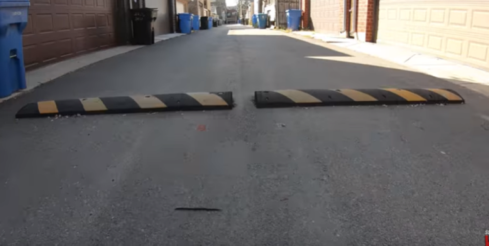 Crni mercedes u punoj brzini divljao ulicom, pa naleteo na ležećeg policajca! Pogledajte šta se desilo (VIDEO)