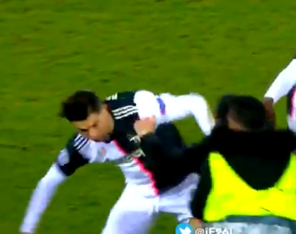 Divlji navijač napao Ronalda, uhvatio ga za vrat i naneo povrede! Portugalac uzvratio, nastao košmar (VIDEO)