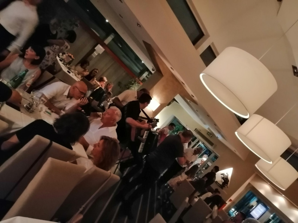 Mujo i Fata odlučili da proslave godišnjicu braka u restoranu, ali konobara nema pa nema…