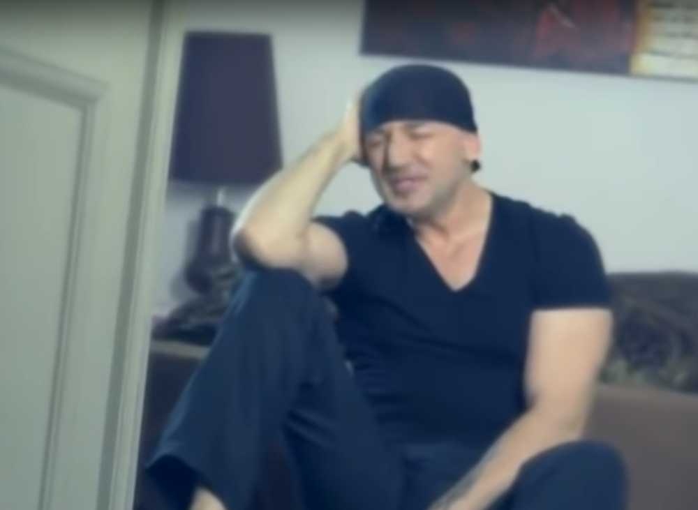 Oženio se poznati pevač u šestoj deceniji, mlada i on blistaju