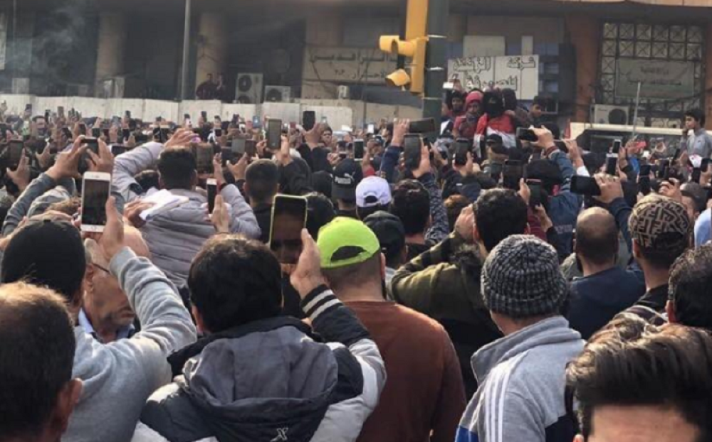 Besna masa ga je dohvatila, razoružala, a onda su ga odvukli do semafora, tu je usledio užasavajući kraj! (UZNEMIRUJUĆI VIDEO)