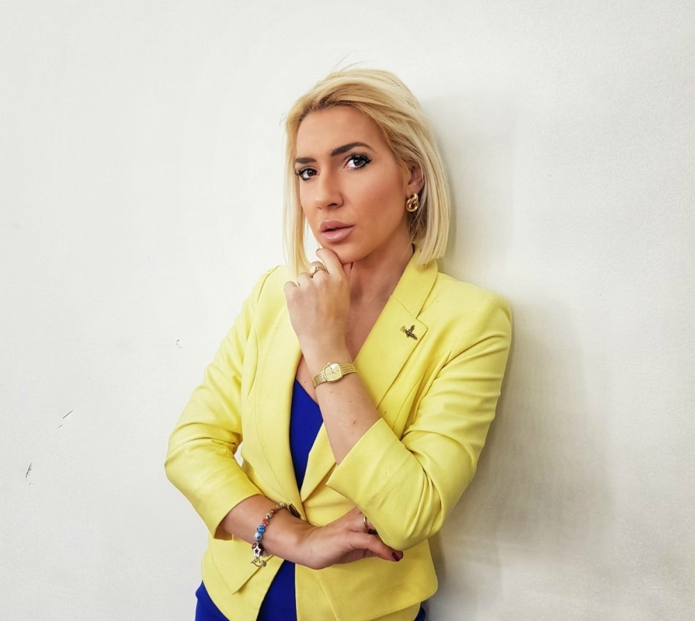 Jovana Jeremić pokazala raskošni dekolte, izvajan stomak i duge noge! (HOT FOTO)