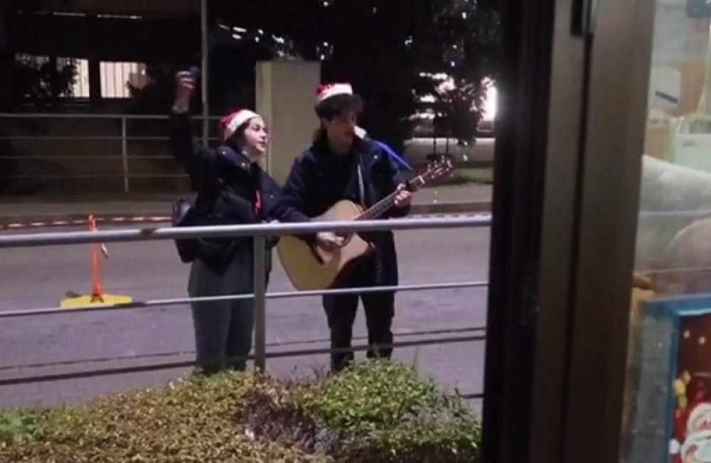Elma (17) stala ispod bolničkog prozora, svi su gledali u čudu, žice gitare su počele da bruje. Tinejdžerka rasplakala Balkan, pevala je njemu (FOTO/VIDEO)