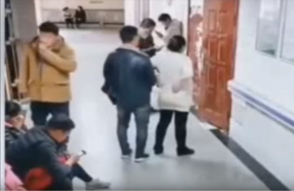 Niko nije hteo da ustane trudnoj ženi, a onda je njen muž ispao pravi heroj (VIDEO)