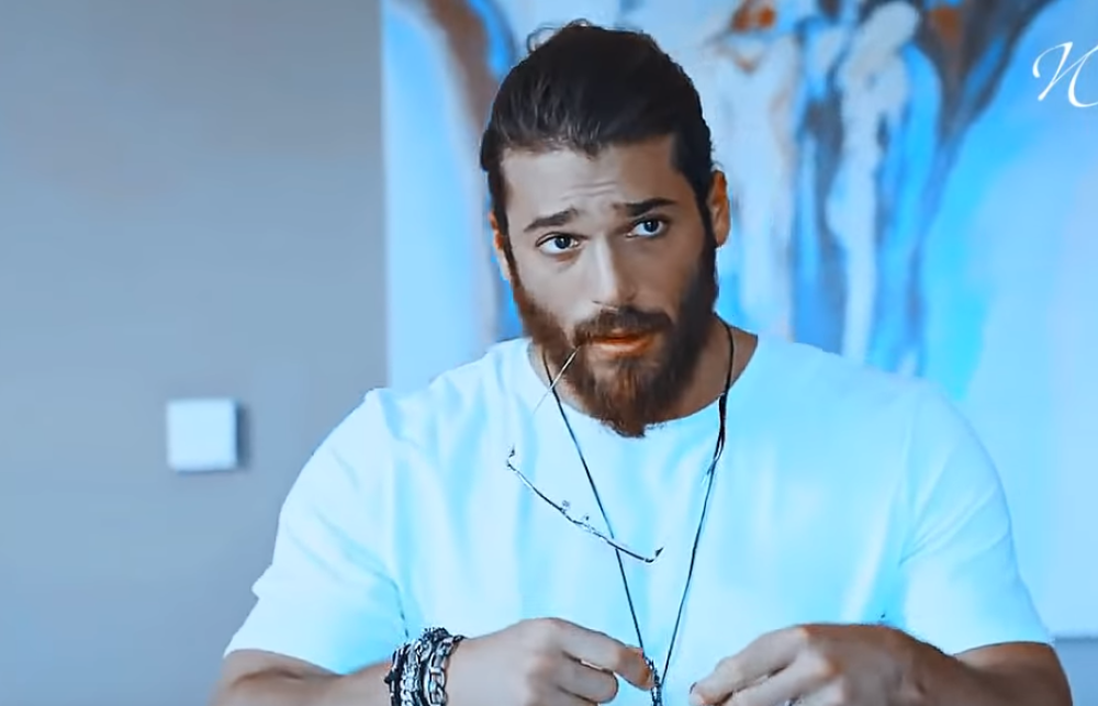 Upoznajte najzgodnijeg turskog glumca: Žene seku vene za njim, a vuče korene sa Kosova (FOTO)