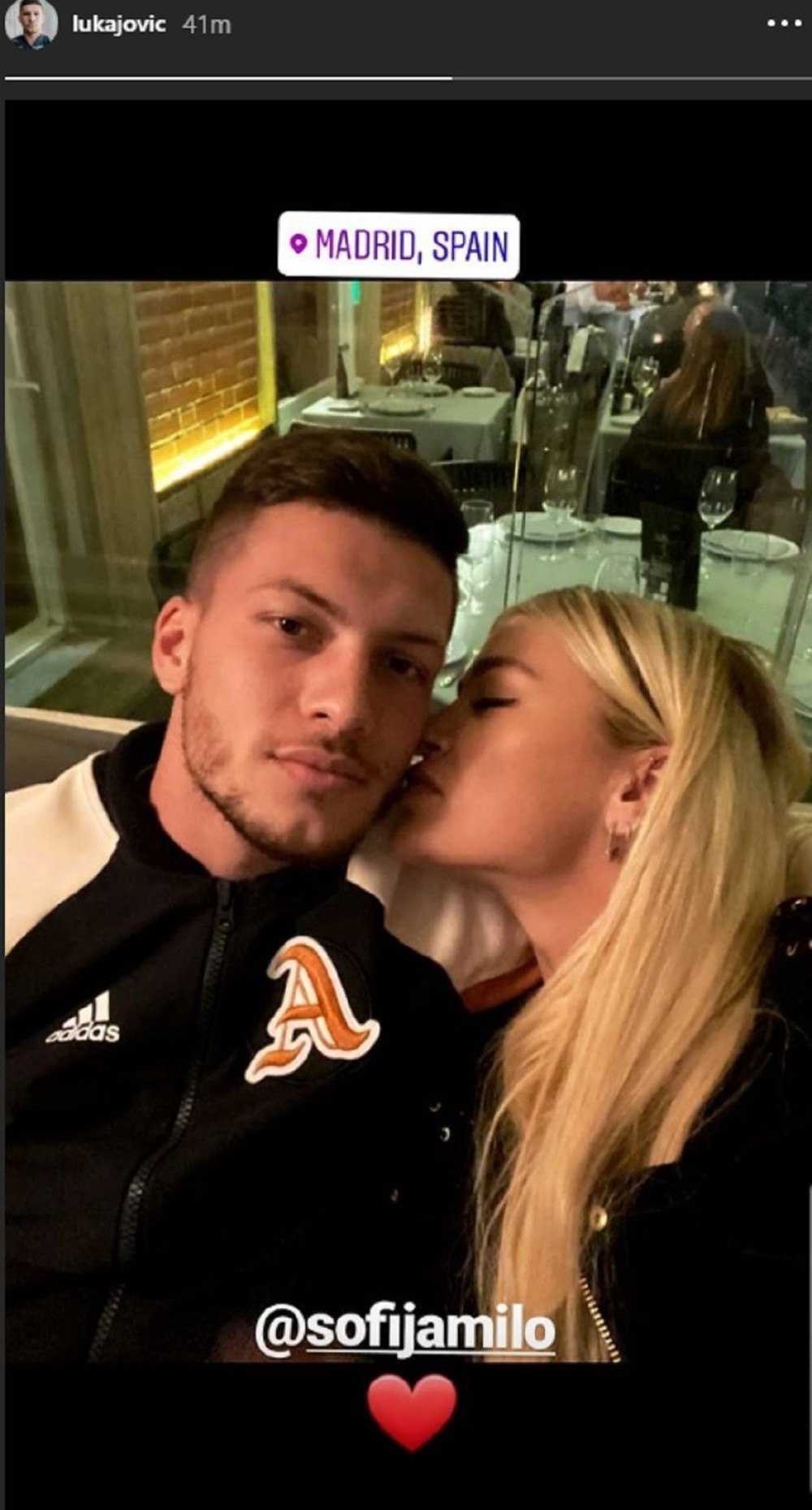 Prihvatio oko struka i ne pušta! Luka Jović se skrio ispod crnog kačketa, ali ljubav prema Sofiji ne krije! (FOTO)