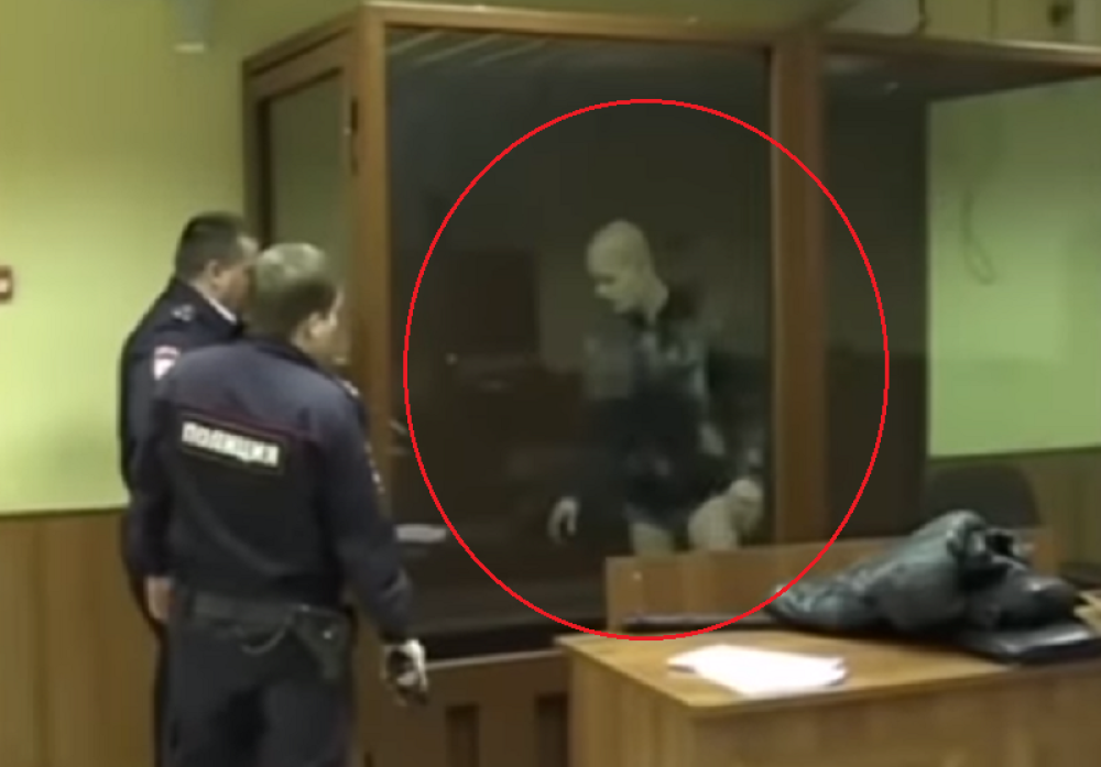 Njenom krvlju crtao jezive znakove po svojoj glavi i golom telu! Pokušao je najluđe bekstvo iz "akvarijuma"! (VIDEO)