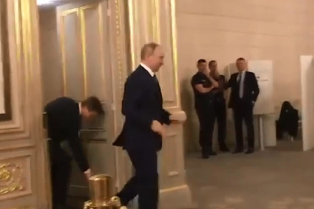 Obezbeđenje opkolilo ulaz! Bio je naoružan i stajao iza Putinovih leđa, usledili su dramatični pregovori (VIDEO)