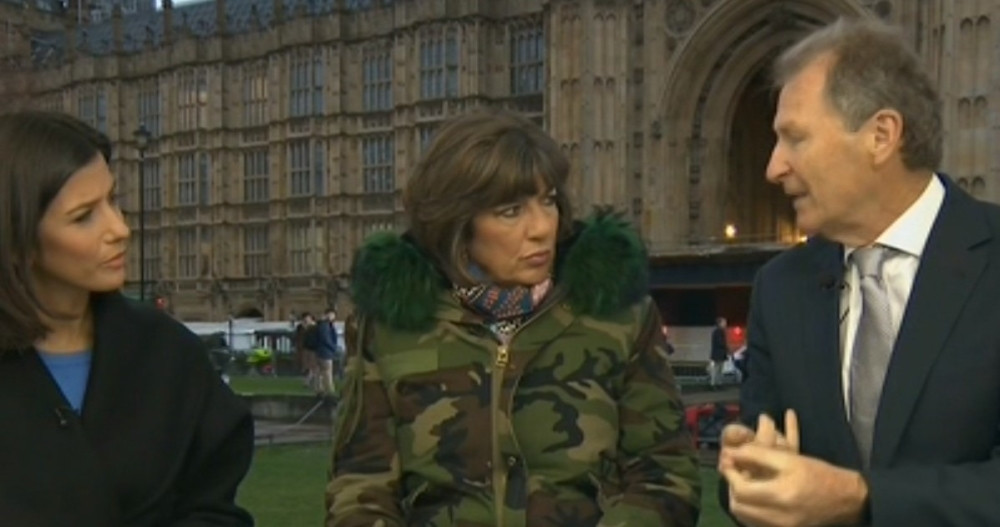 Poznata novinarka obukla maskirnu jaknu kakvu je nosila u Bosni i na Kosovu, ali sada izveštava ispred britanskog parlamenta!