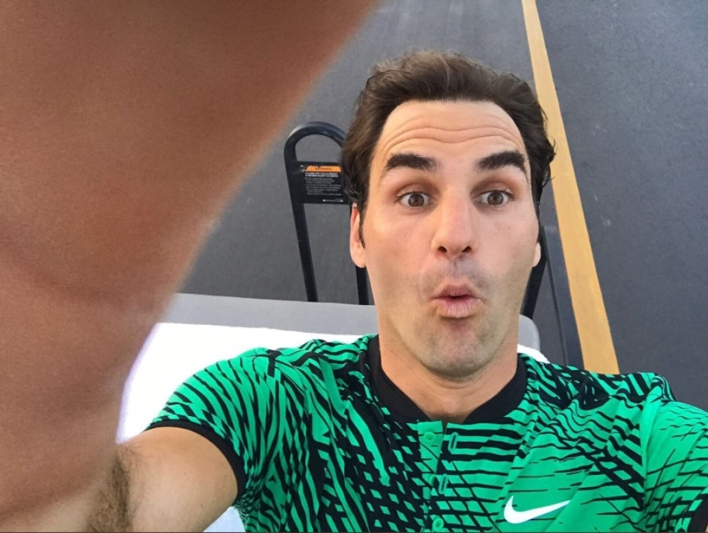 Federer sagnut, otvorenih usta, u više poza, a pored njega dildo! (FOTO)