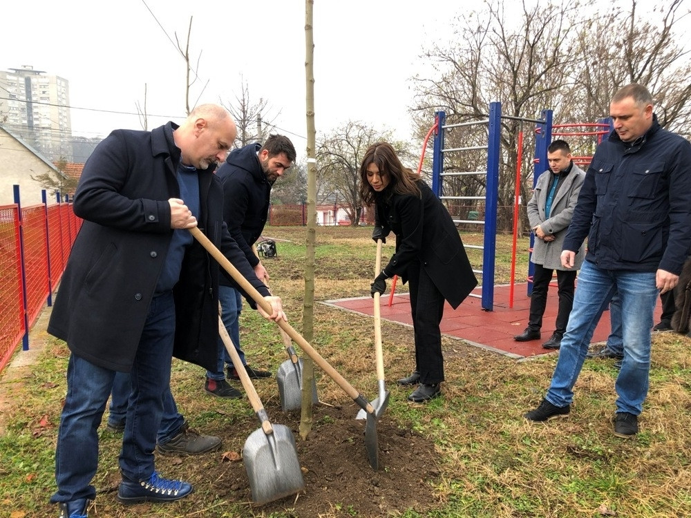 Obnovljeno dečije igralište i zasađena stabla drveća na Maleškom brdu