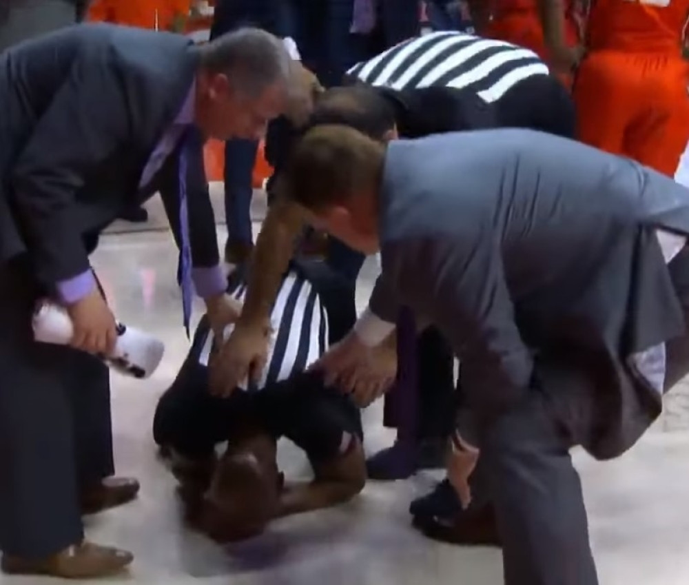 Jednim udarcem nokautirao sudiju! Ostao da leži u polusvesnom stanju (VIDEO)