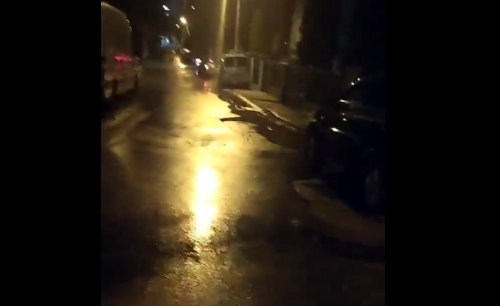 Poplava na Voždovcu, voda se sliva ka kućama (VIDEO)