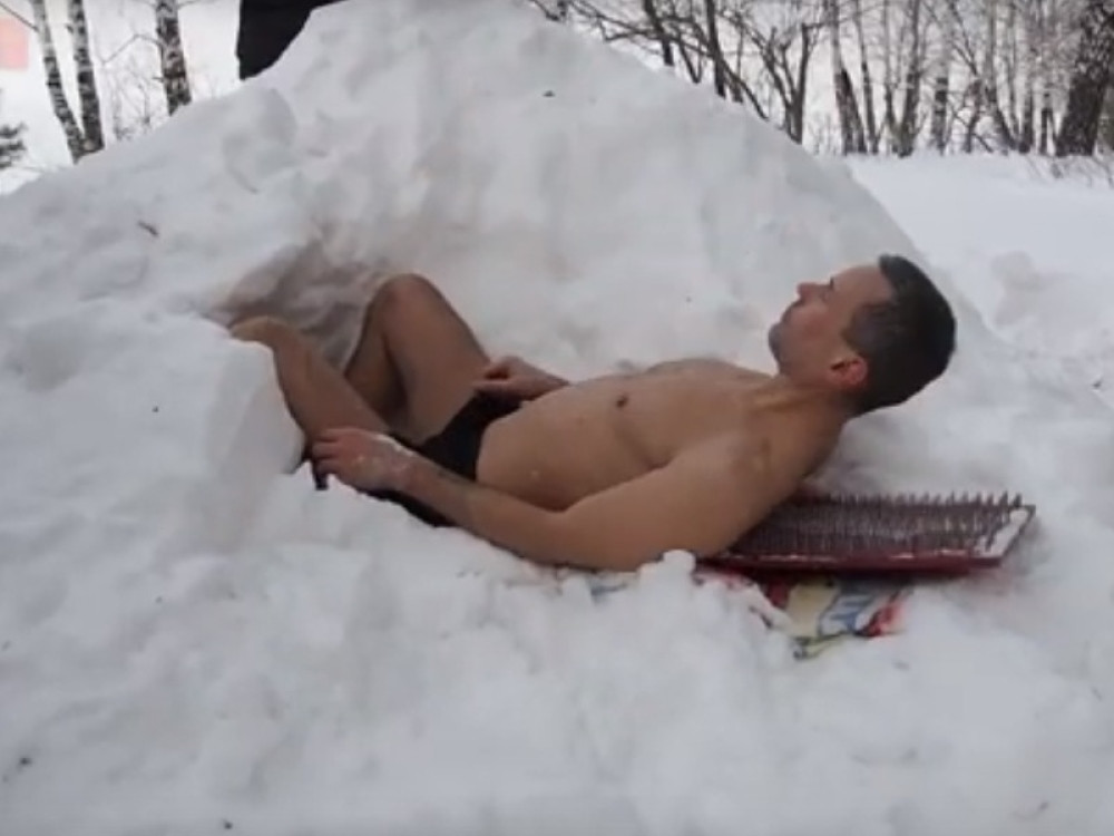 Bez odeće na -20 celu noć u mrtvačkom sanduku! Ovaj ludi Rus izčelečenje je pronašao baš u zimi!
