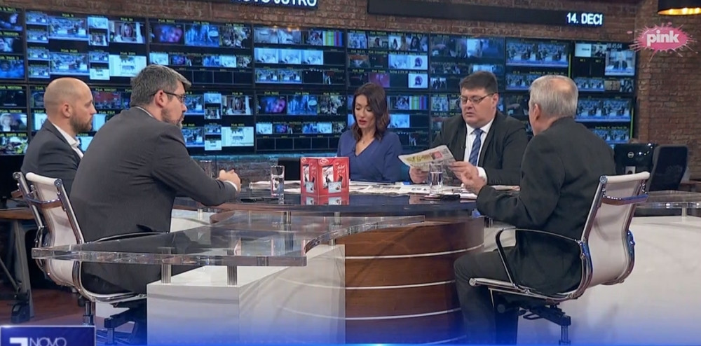 Gosti došli u studio da pričaju o blokadi RTS-a, pa videli ko sedi pored Sarape - uspeli da zadrže ozbiljnost uprkos njenom izgledu (FOTO)