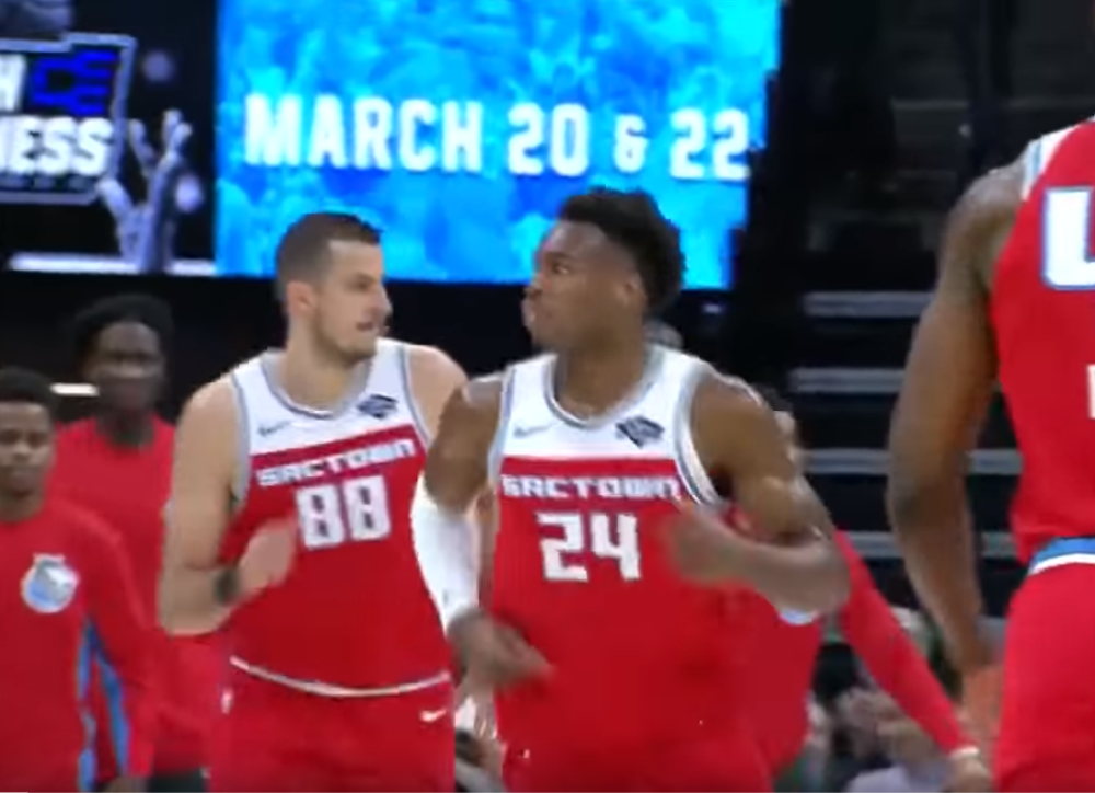 U toku prenosa meča NBA lige upućena poruka na našem jeziku! Ceo svet je čuo (VIDEO)