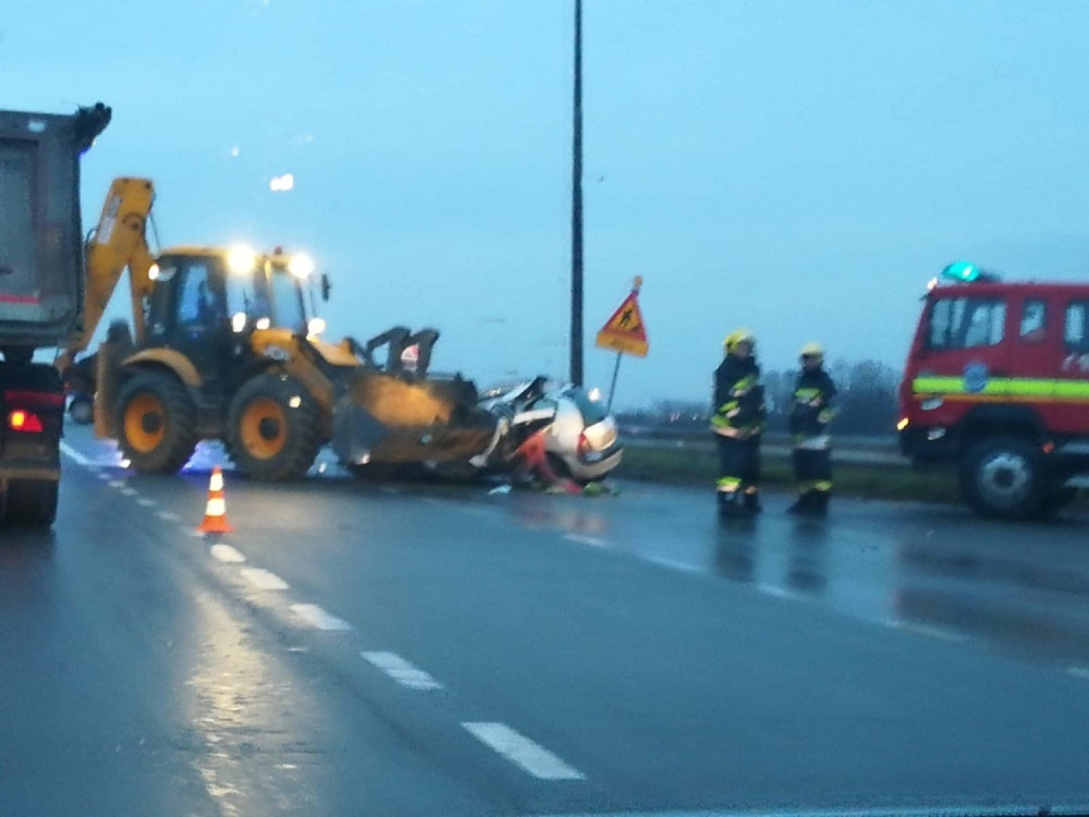 Razvaljena naplatna stanica. Automobil u kome su bila tri mladića se zakucao u vozilo ispred!