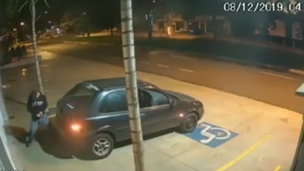 Oni su najgluplji lopovi na svetu! Pokušali su da ukradu TV, ali se onda sve preokrenulo