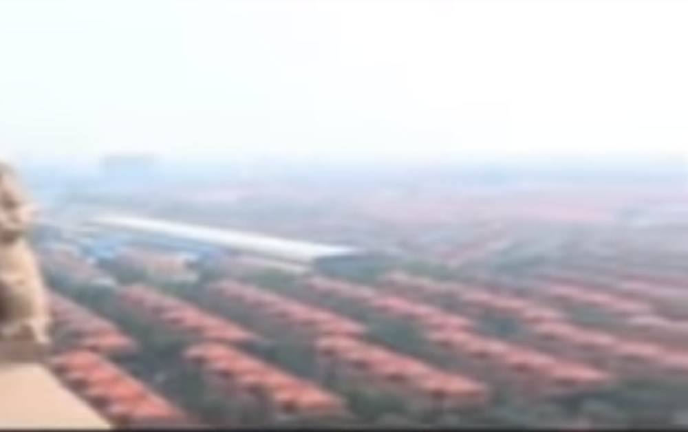 Ovo je najčudnije mesto za život na planeti i na to je pristalo oko 2.000 ljudi! (VIDEO)