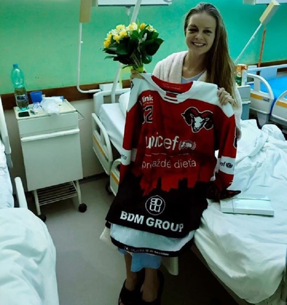 Kakva nesreća! Slovačkoj novinarki teško povređeno oko na hokejaškoj utakmici (UZNEMIRIJUĆA SLIKA)