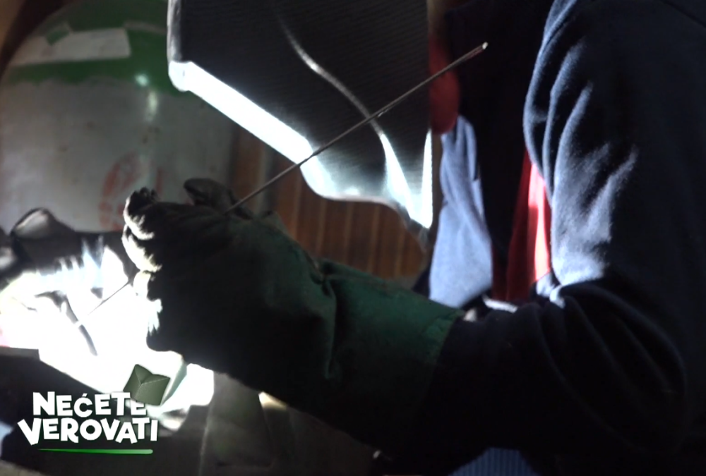 Pobesneli Maks hara Gružom! Zoran je napravio vozilo koje se kreće samo uz pomoć vetra, a i nema ko se od komšija nije provozao! (FOTO)