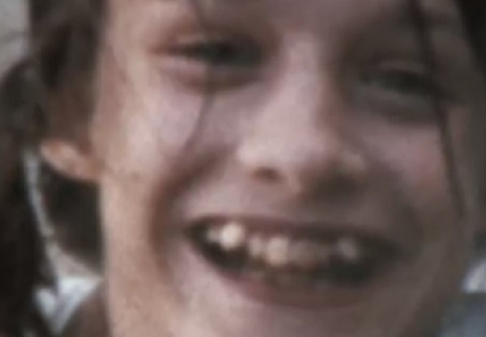 Vezivao za krevetac, nošu, držao u potpunom mraku. Trljao joj hranu o lice, grebao noktima! Bila je potpuno deformisana! (VIDEO)