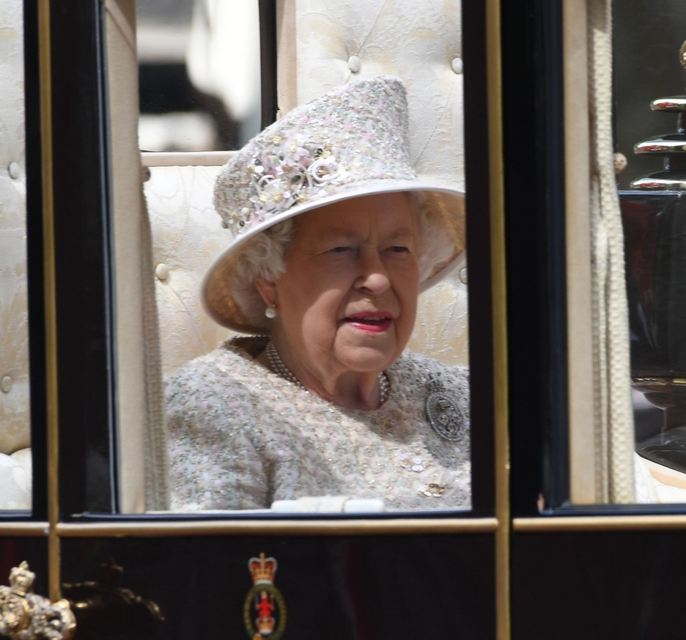 Kraljica Elizabeta odbija da jede bananu na uobičajan način, evo i zašto!