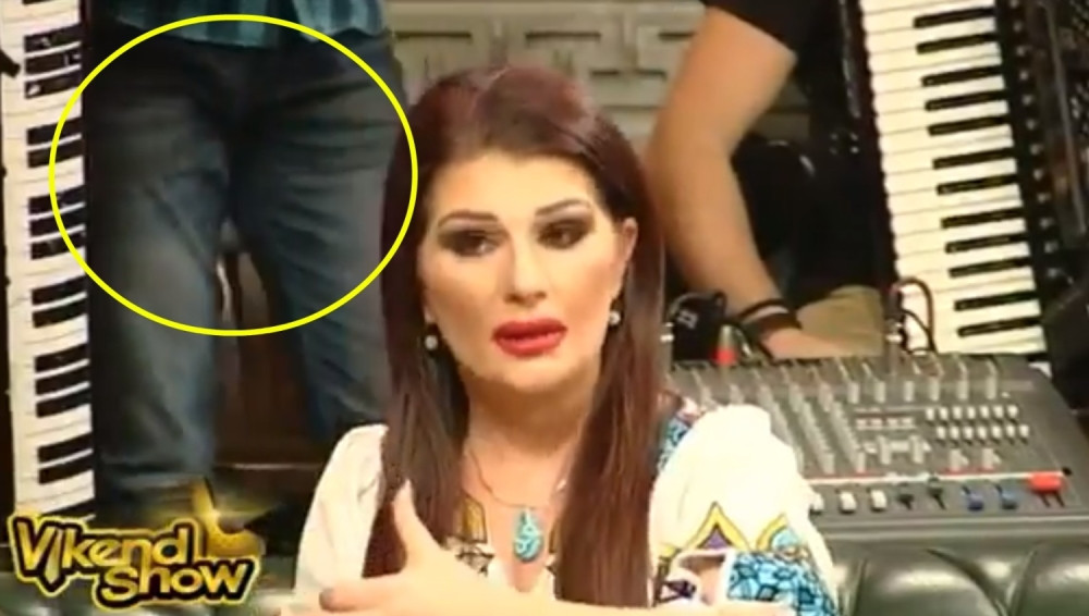 Dok je Sanja Maletić kulturno pričala, klavijaturista zavukao ruku u gaće i krenuo da... (VIDEO 18+)