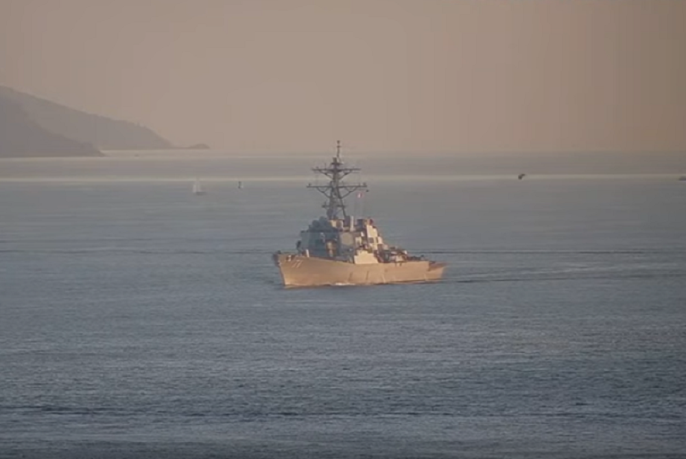 Ruski raketni brod u stopu prati američkog razarača. Drži ga na nišanu (VIDEO)