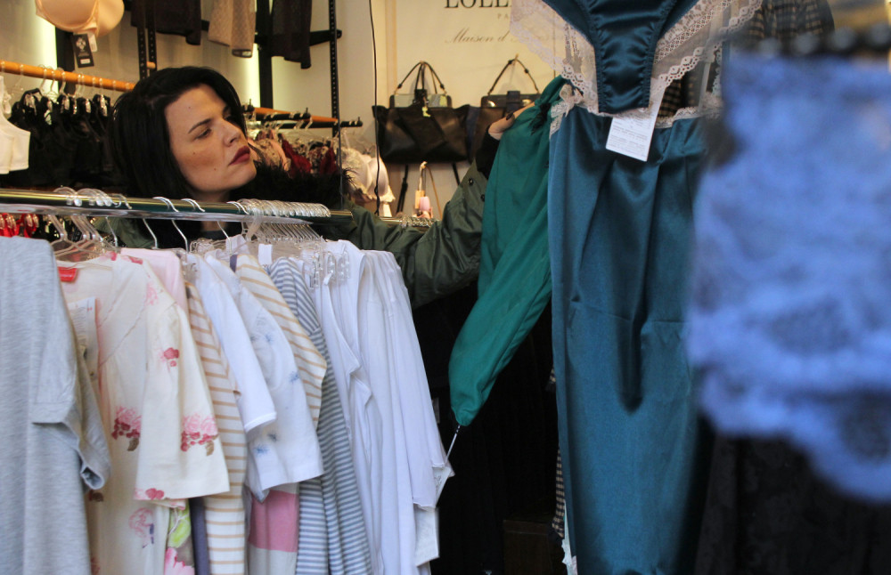 Kupi kombinezon, iz njega izvuče konac, kaže da se radi o nekvalitetnom proizvodu i traži povraćaj