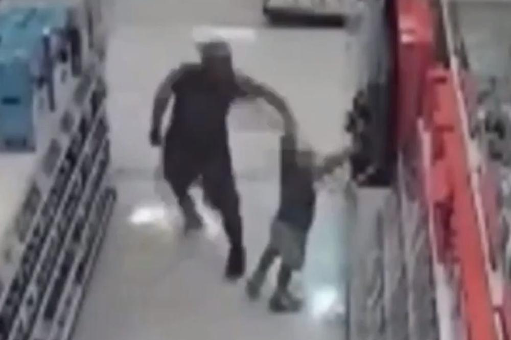 Iz čista mira nokautirao decu pesnicama, svedoci primetili da nešto nije u redu! (VIDEO)