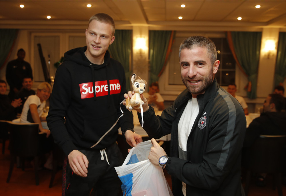 Fudbaleri Partizana tajno razmenjivali poklone! Pogledajte reakcije Asana i Sadika! (FOTO/VIDEO)